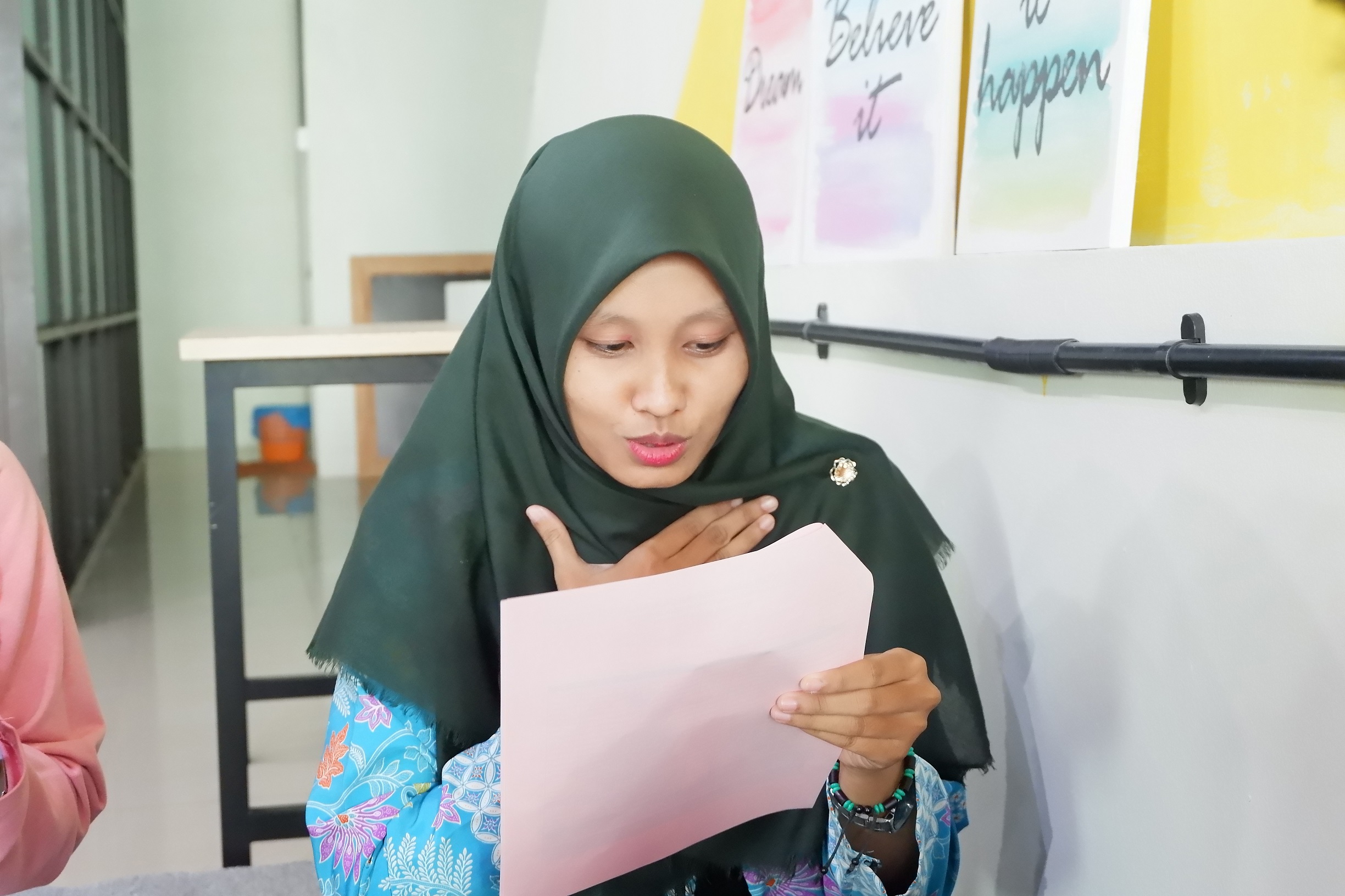 Proses belajar bahasa isyarat Indonesia melalui media tulisan